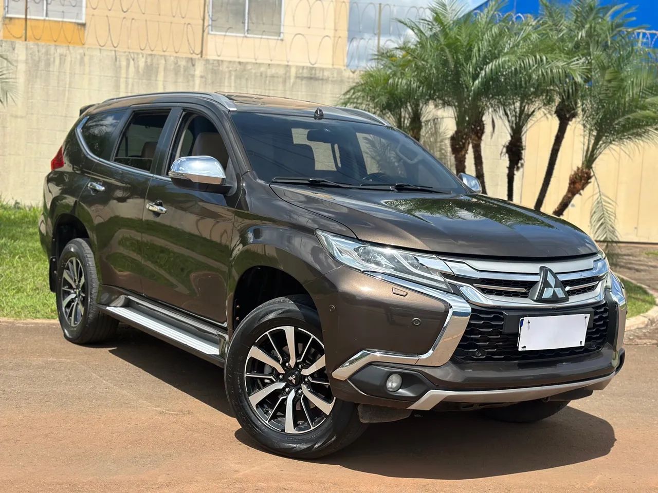Mitsubishi Pajero Sport 2.4 4x4 (7 Lugares)