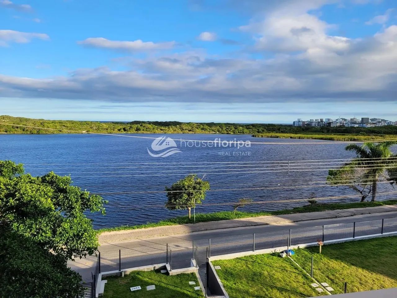 Casa financiável à venda com 3 dormitórios, com vista para a Lagoa Pequena, no Rio Tavares