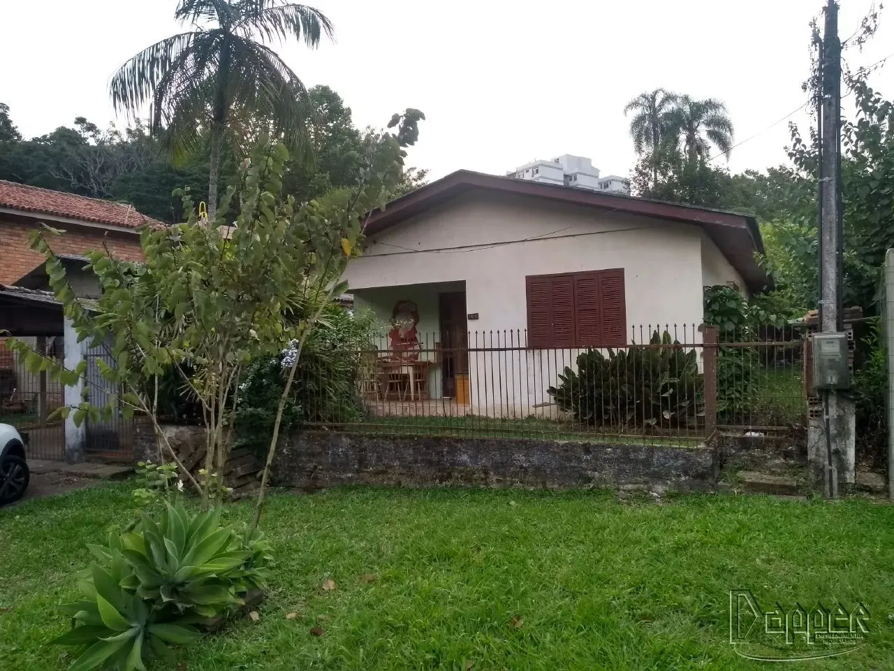 Casa residencial à venda no bairro Hamburgo Velho com 196 m² e 5 dormitórios/quartos.