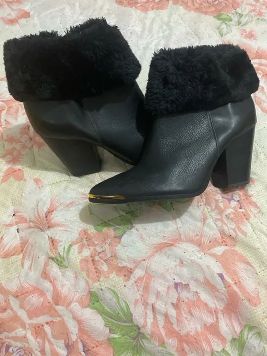 Botas em cano médio, detalhes em pele com ponteira dourada 