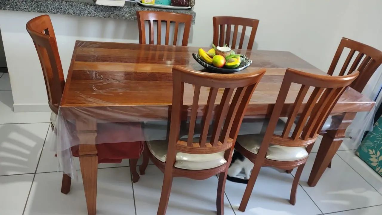 Mesa de jantar em madeira maciça