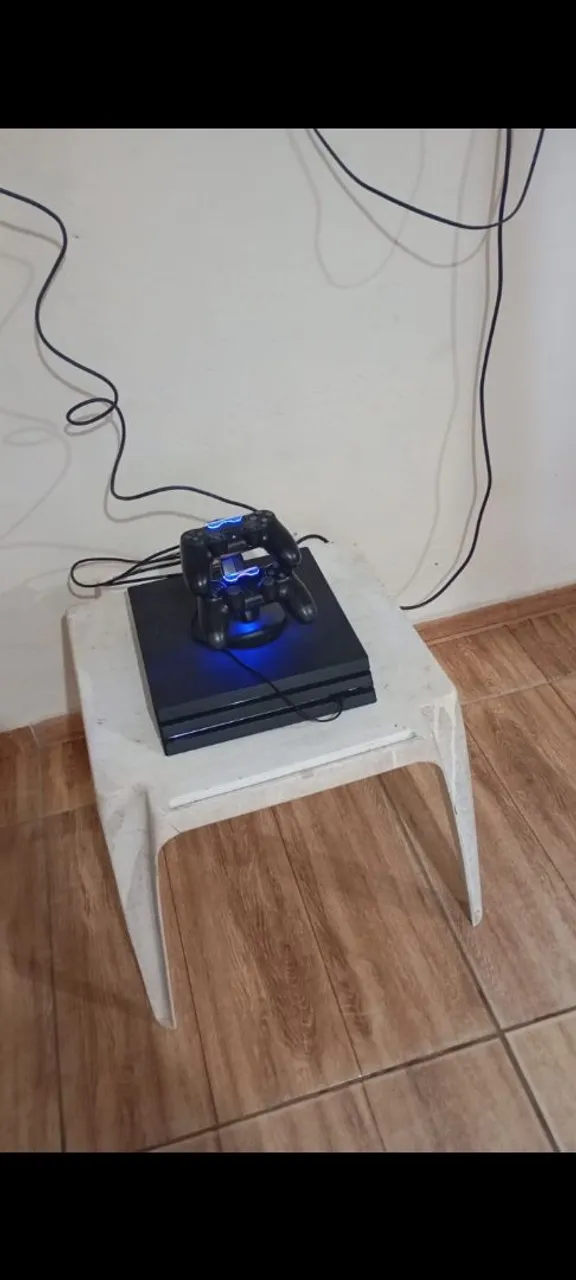 Playstation 4 com carregador e controles