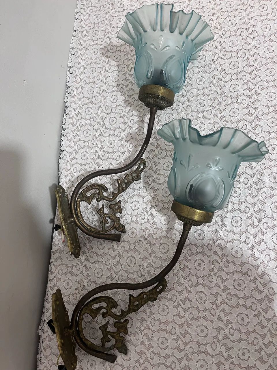 Par de arandelas antigas em bronze  - Foto 5