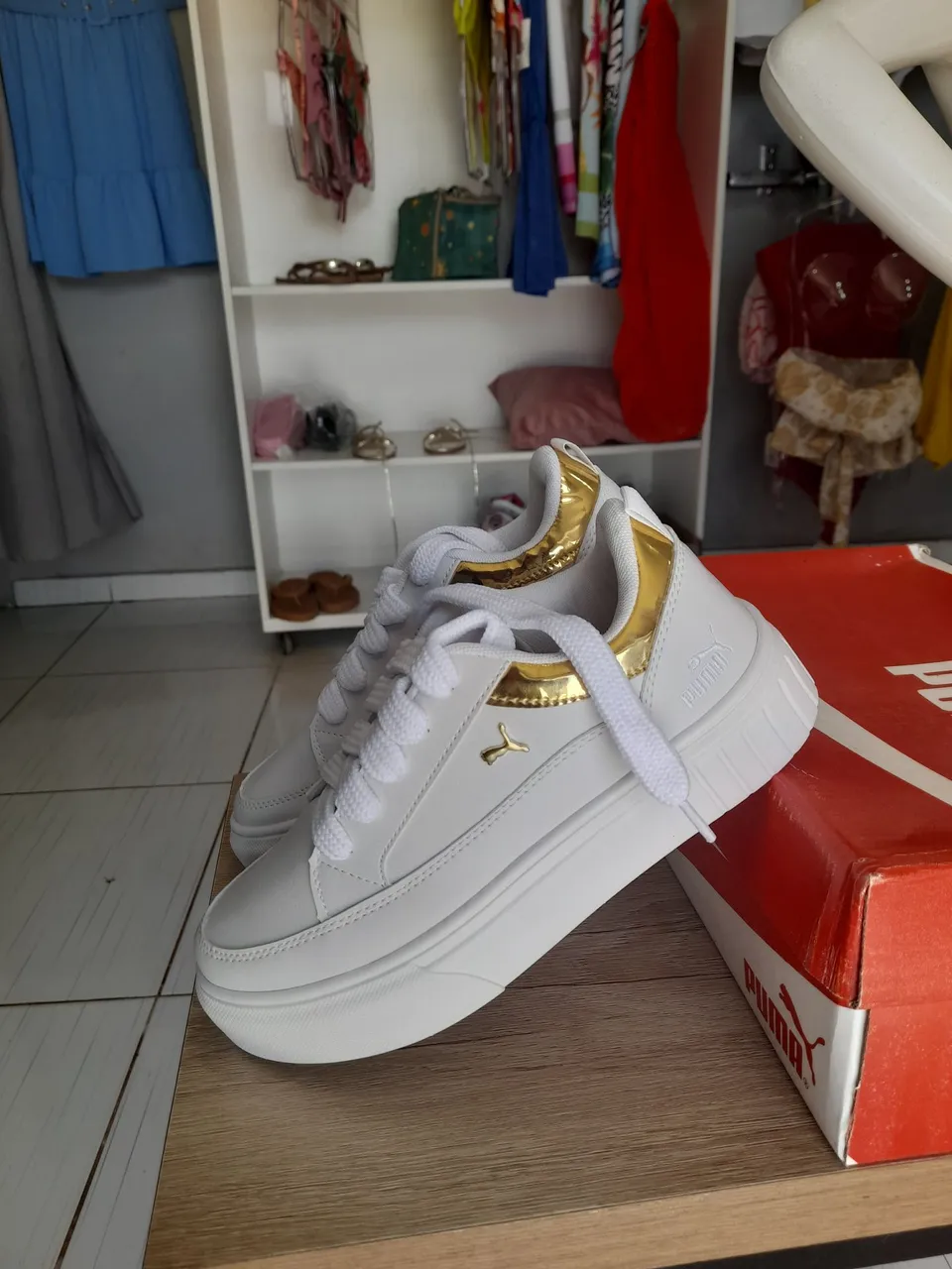 Tênis Puma Feminino Branco com Detalhes Dourados