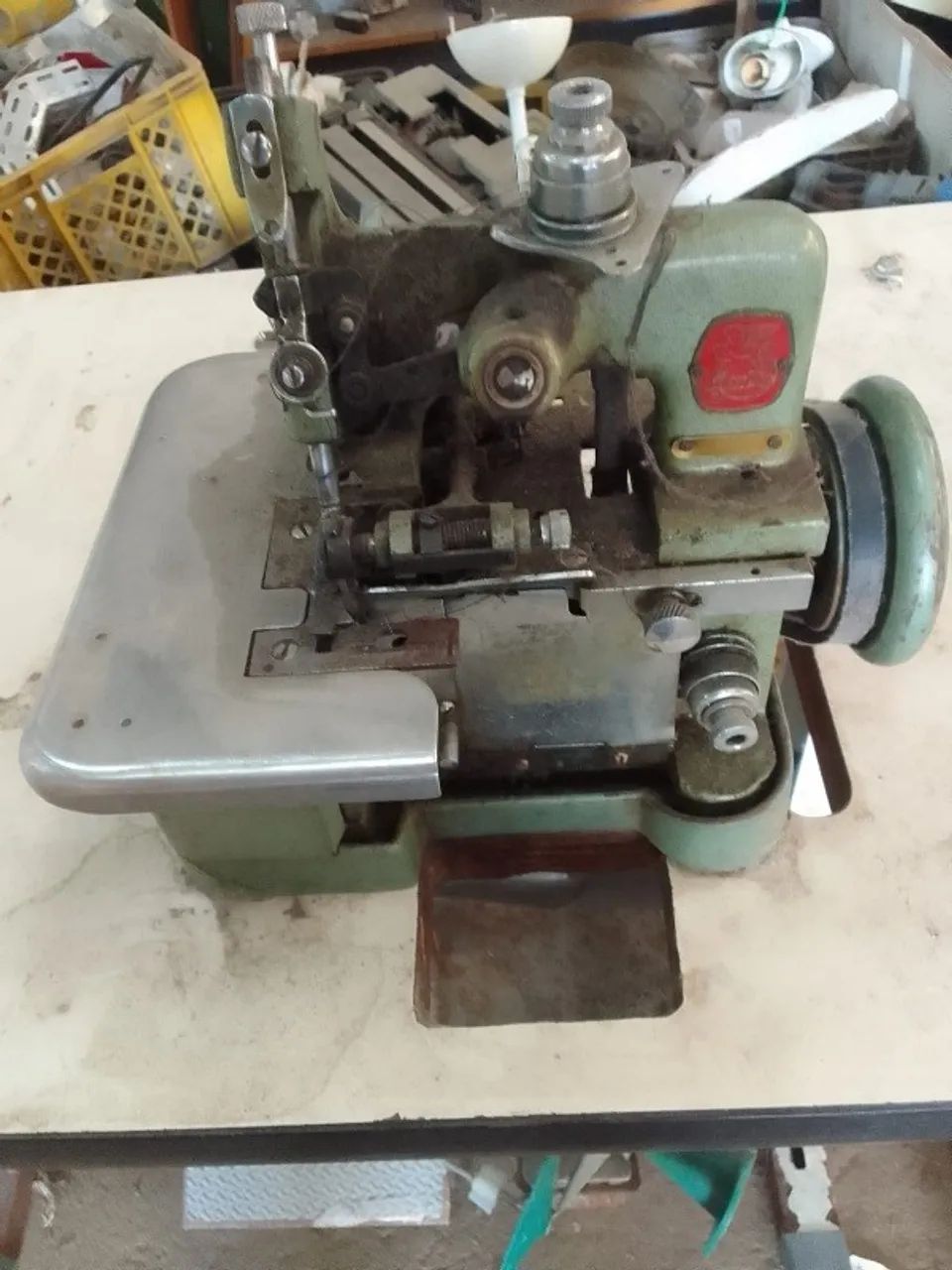 Máquina Overlock BenMa 3 fios. Precisa de limpeza e regulagem. Com motor 127v e bancada - Foto 3