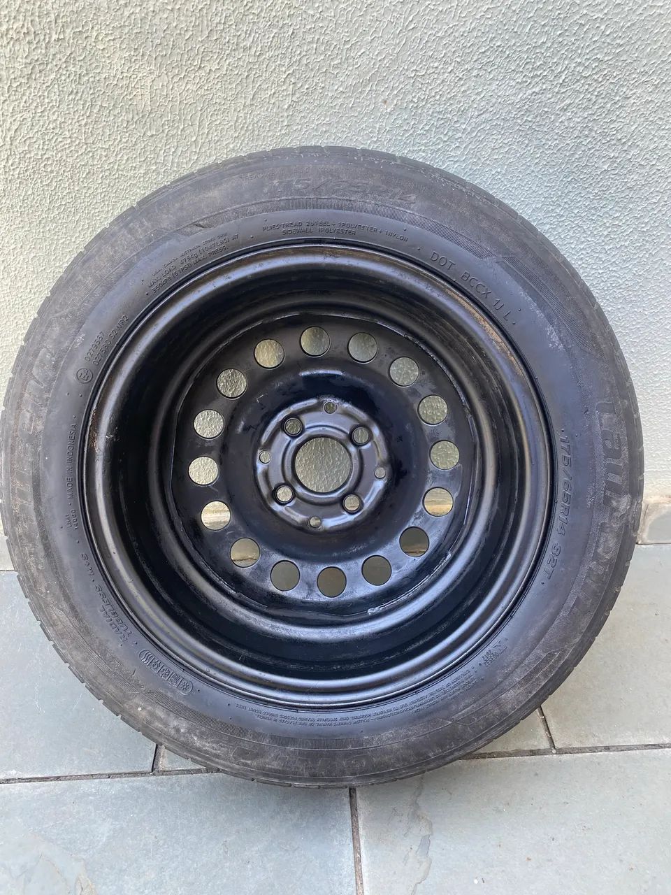 Roda de ferro VW aro 14 com pneu 175/65 R14 - Foto 2