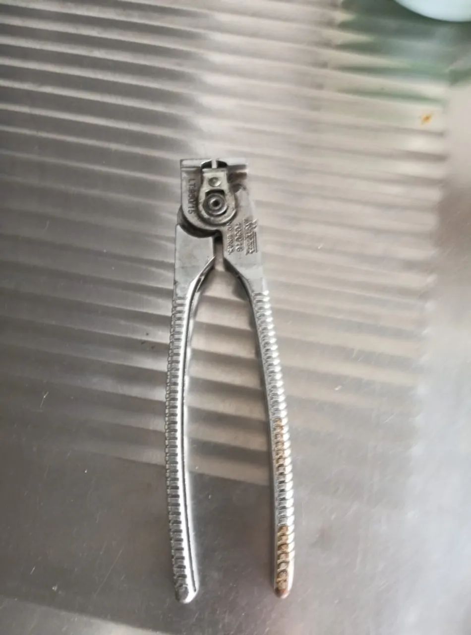 Alicate para abraçadeiras e calhas, em perfeito estado.