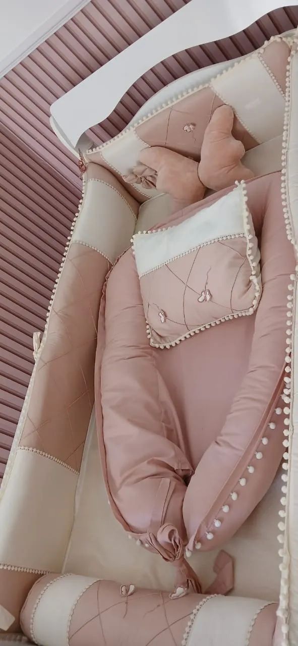 Berço com colchão e decoração 