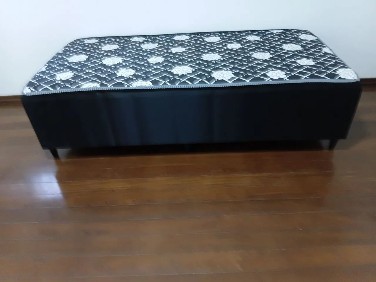 Cama Box Solteiro.  Novinha.  Com 8 cm de colchão integrado.de espuma.  - Foto 4