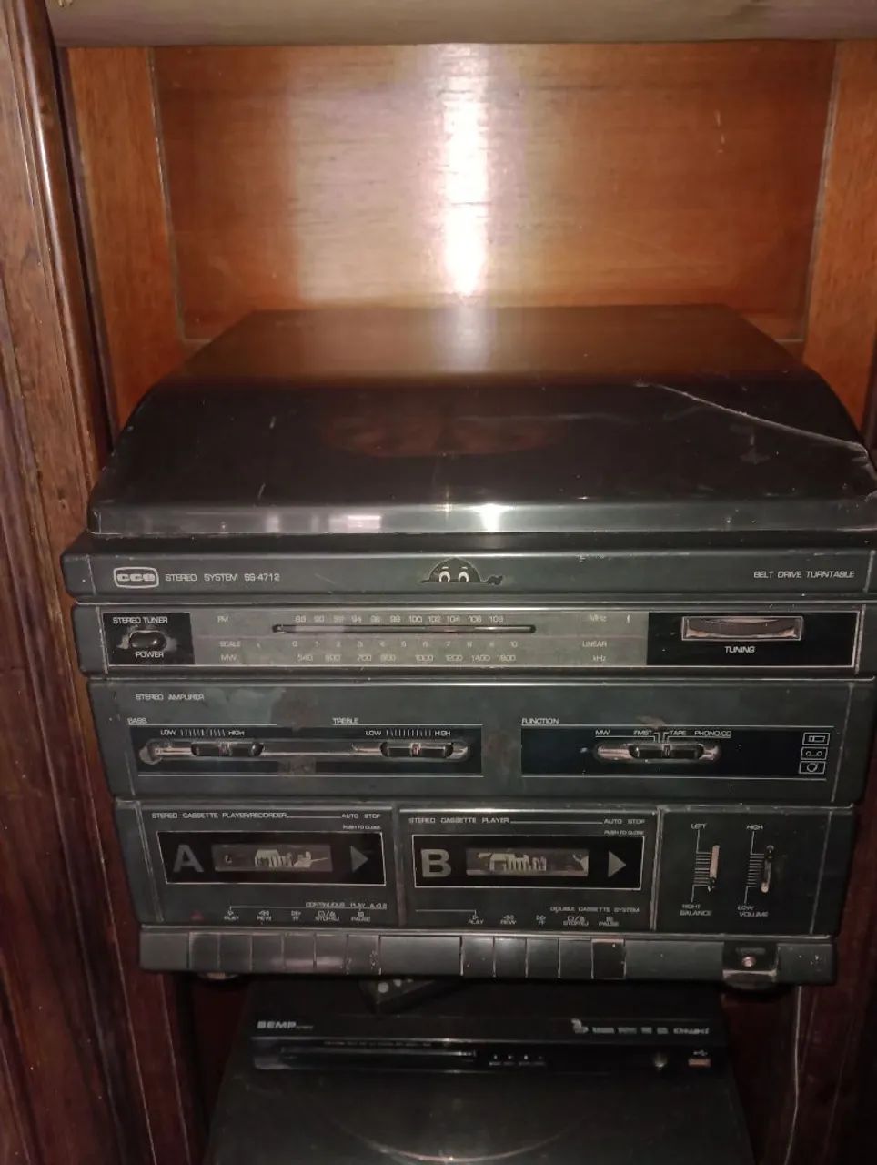 Som CCE relíquia toca disco