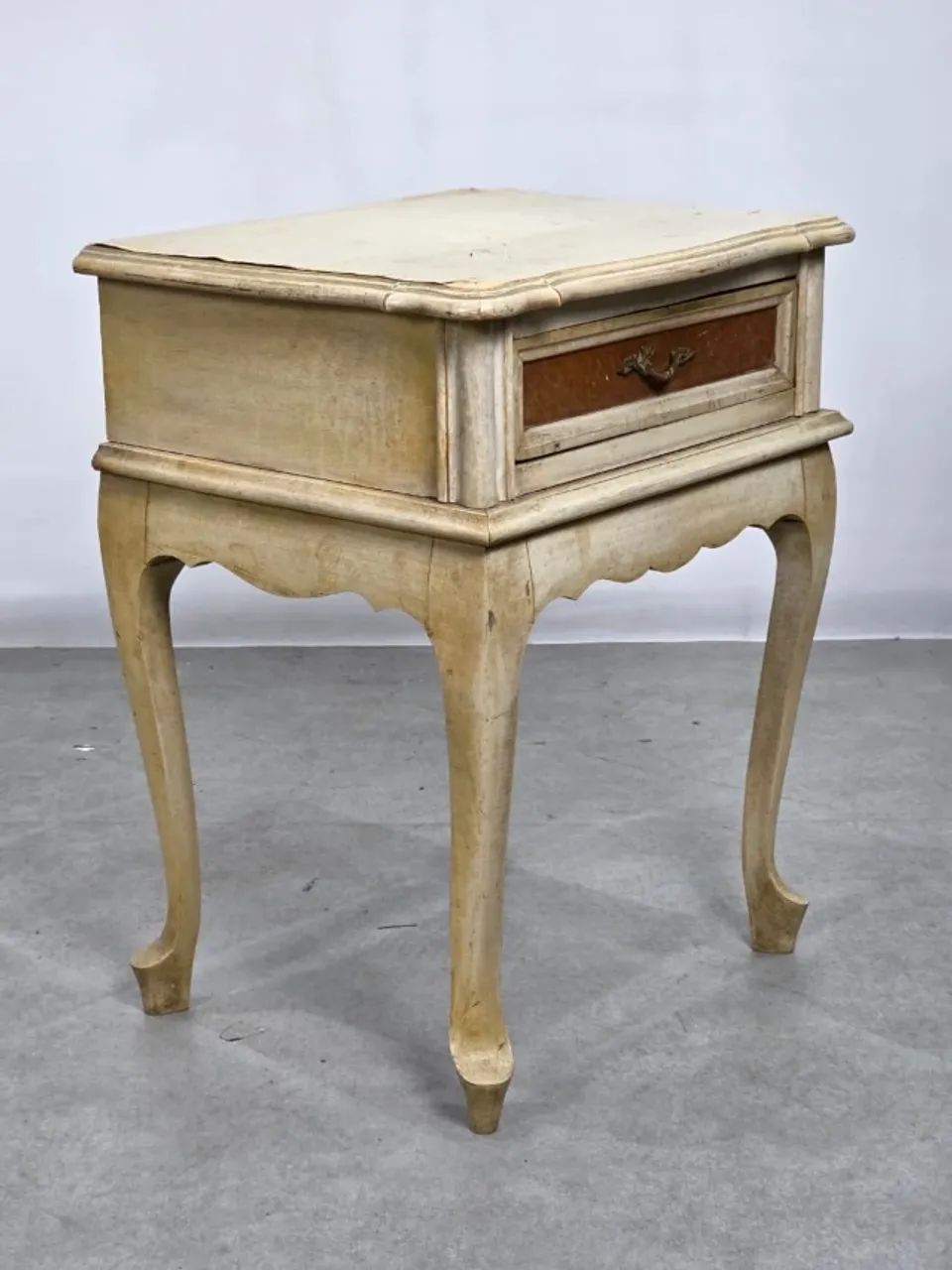 Mesa de Cabeceira Provençal Década de 60, laqueada em Branco gelo - Foto 4