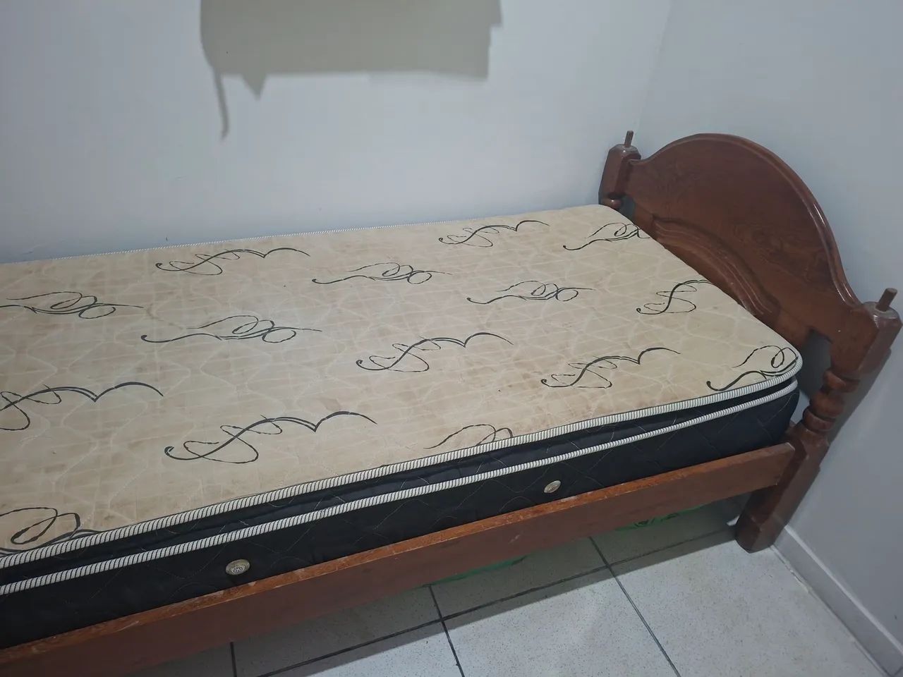 Vende-se cama de solteiro de madeira 