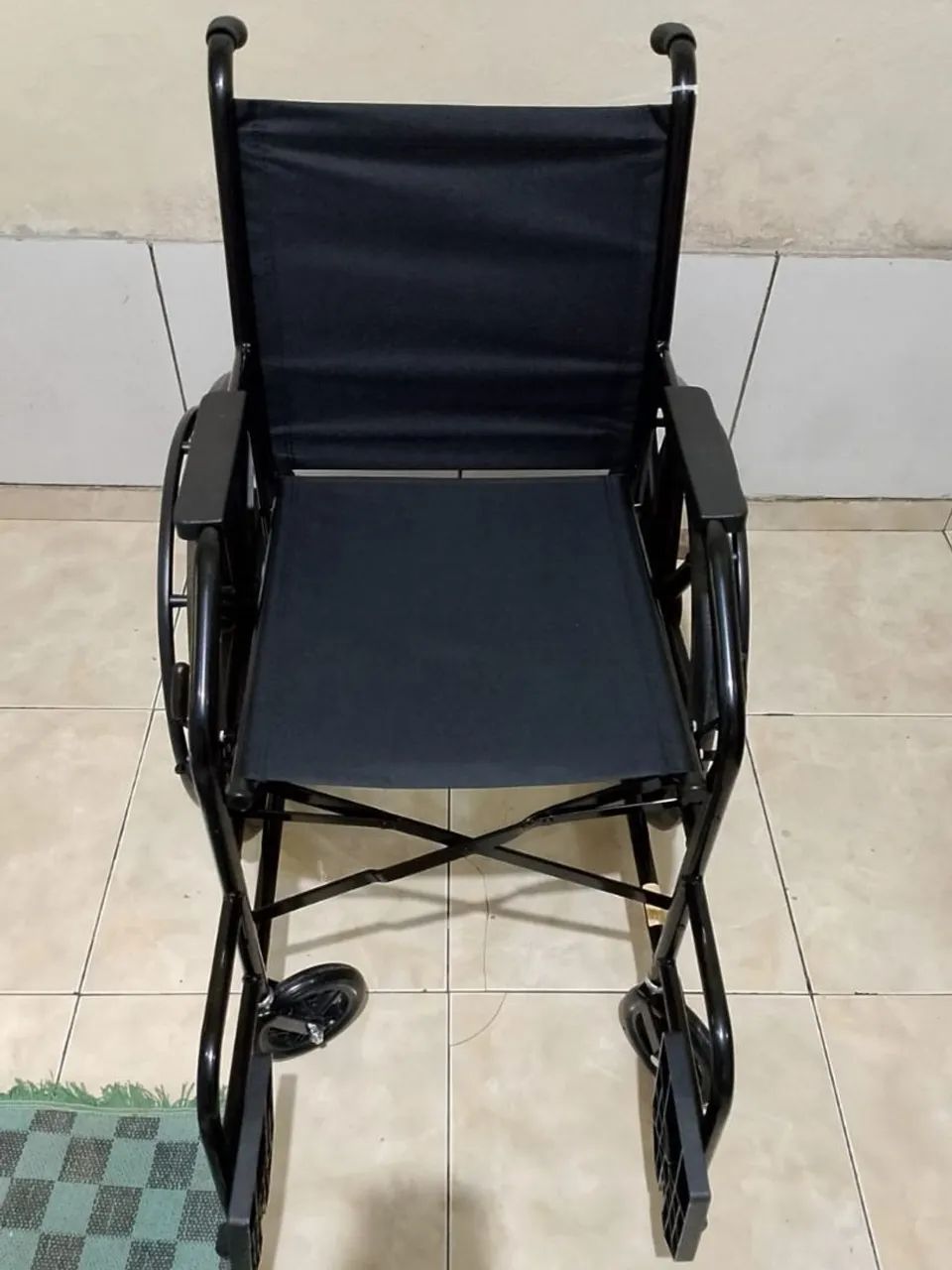 Cadeira de rodas nova. 