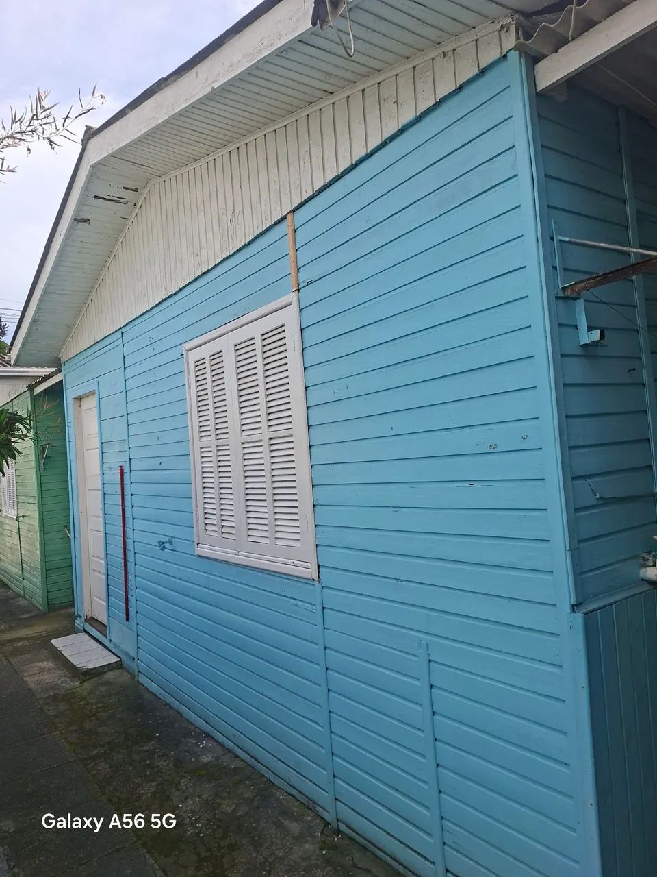 CASA SIMPLES DE MADEIRA MOBILIADA