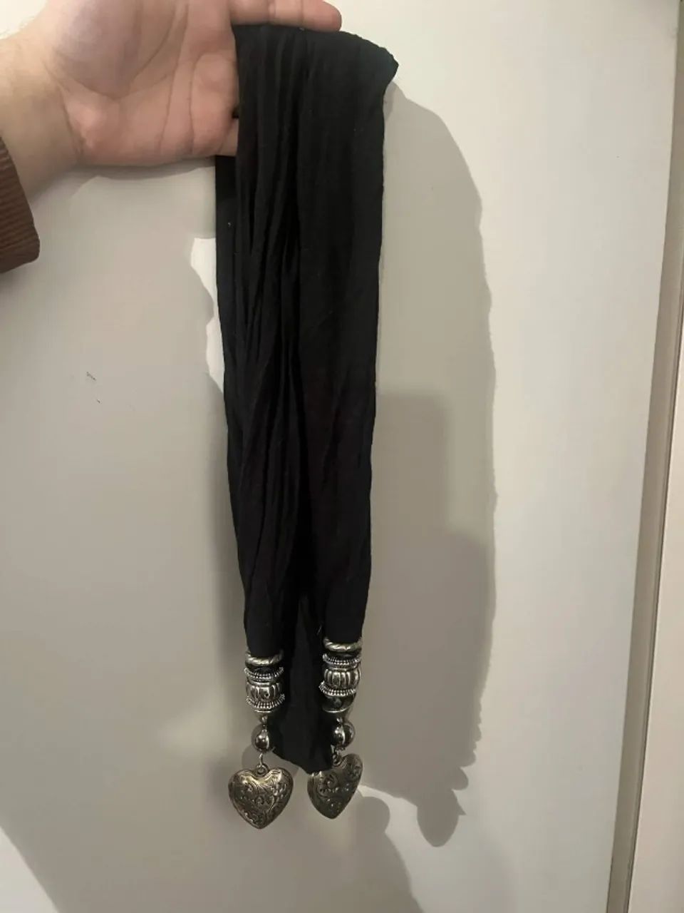 Cachecol preto com pingente corações de metal - Foto 2