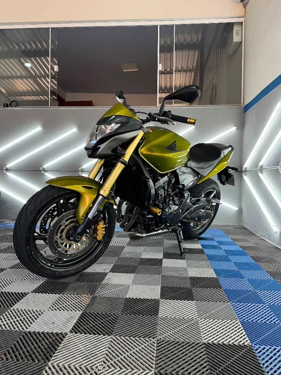 Hornet injetada 