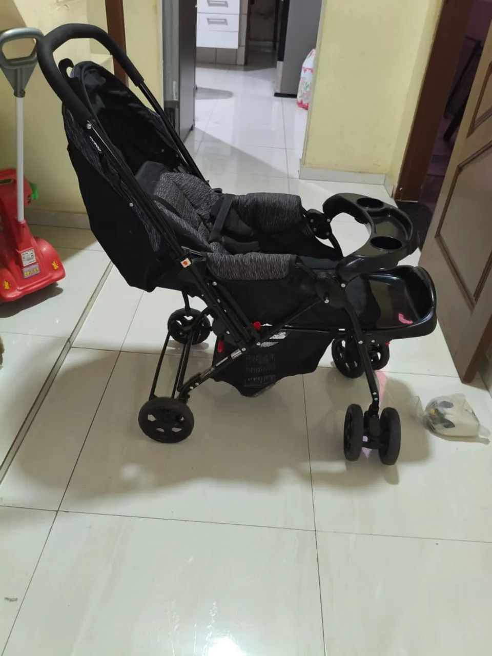 Carrinho de bebê completo com bebê conforto