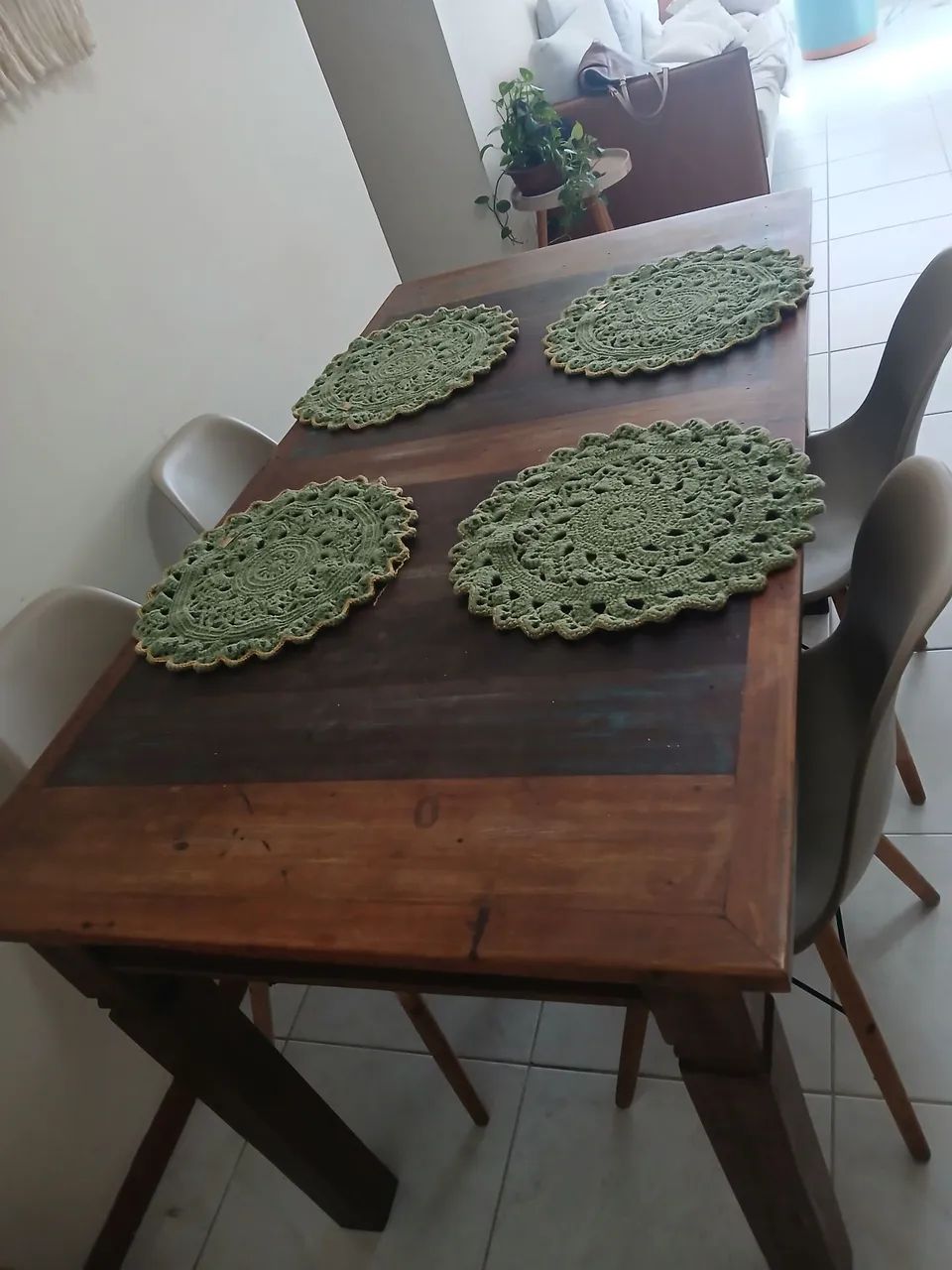 Mesa de madeira com 4 cadeiras - Foto 2