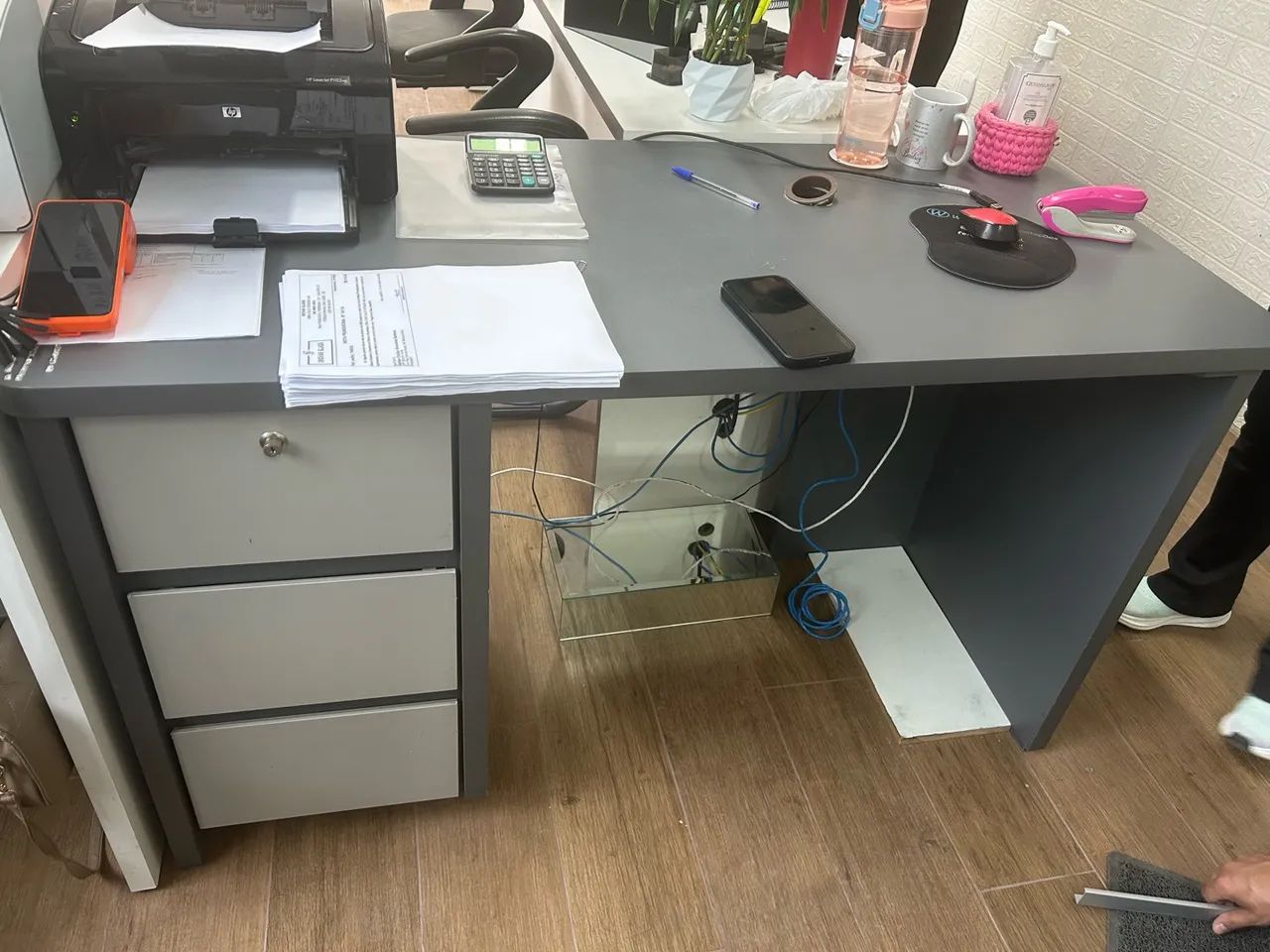 Mesa de escritório em MDF com gavetas - Foto 2