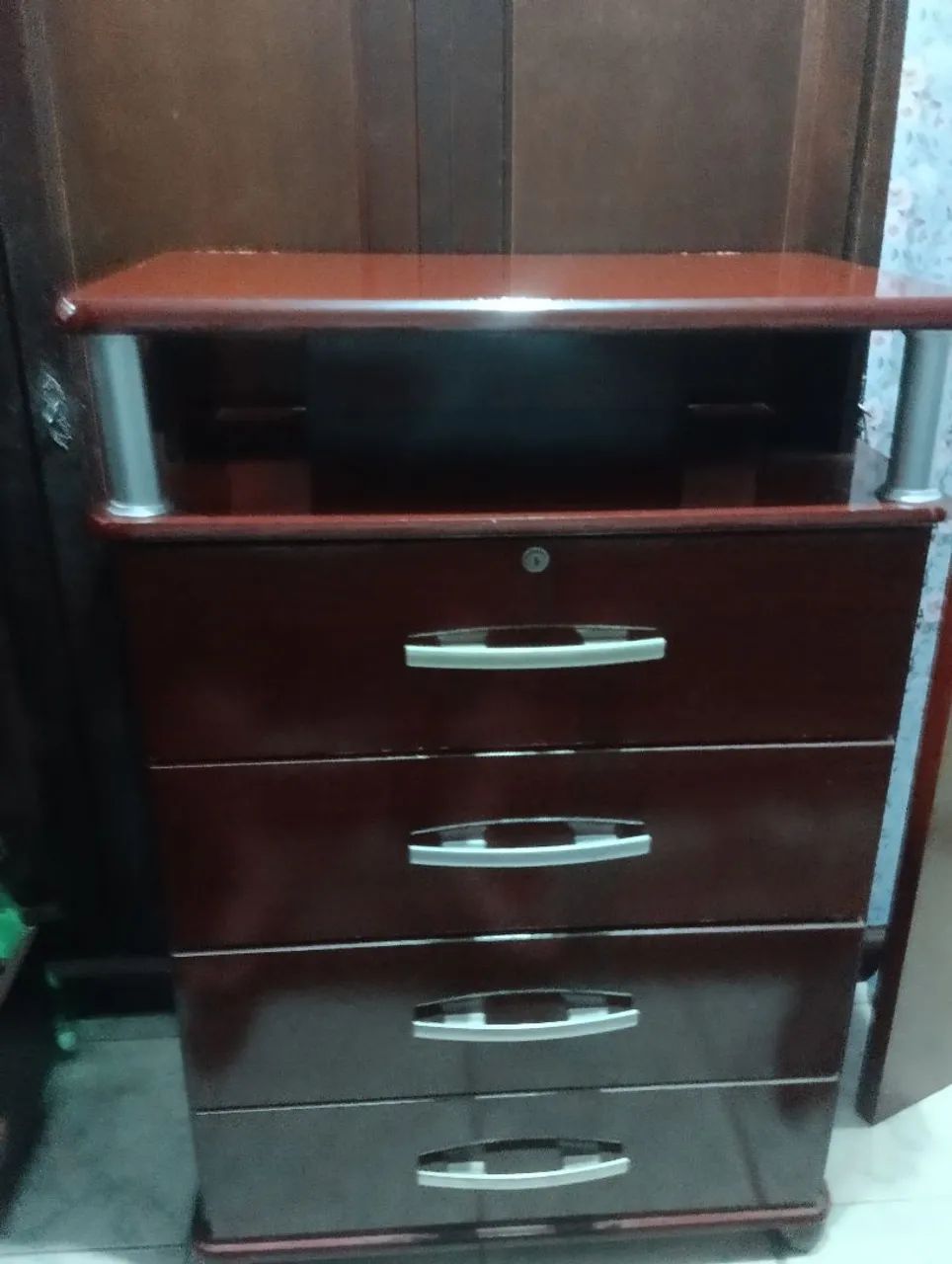 Cômoda 4 gavetas com cheve 
