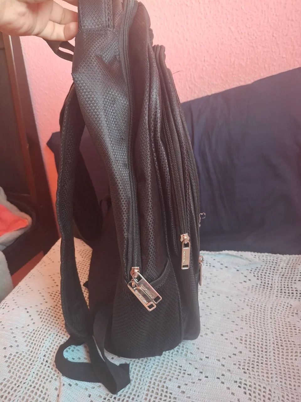 Vendo Mochila.  Na cor preta.  - Foto 4