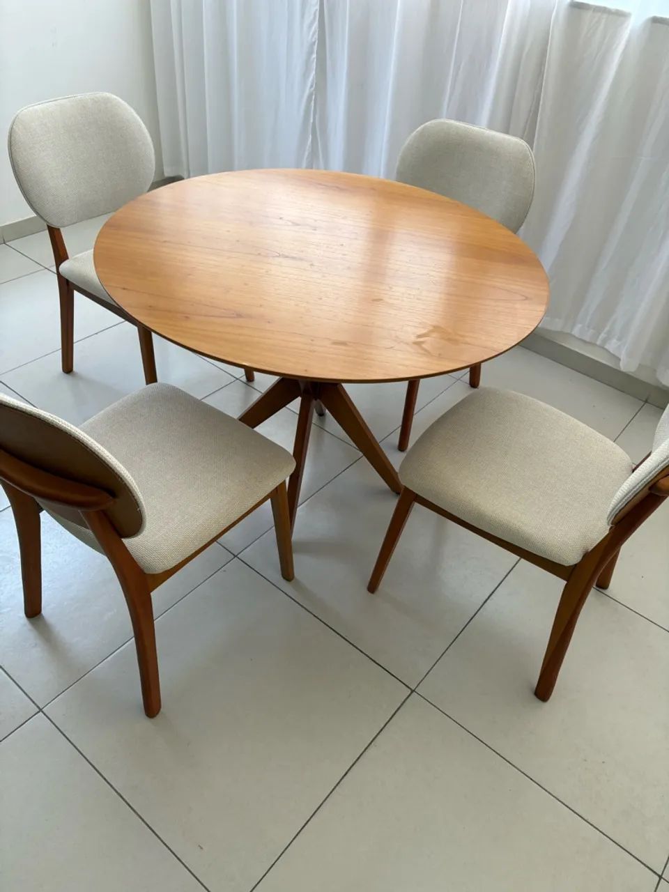 Mesa com 4 cadeiras  - Foto 2