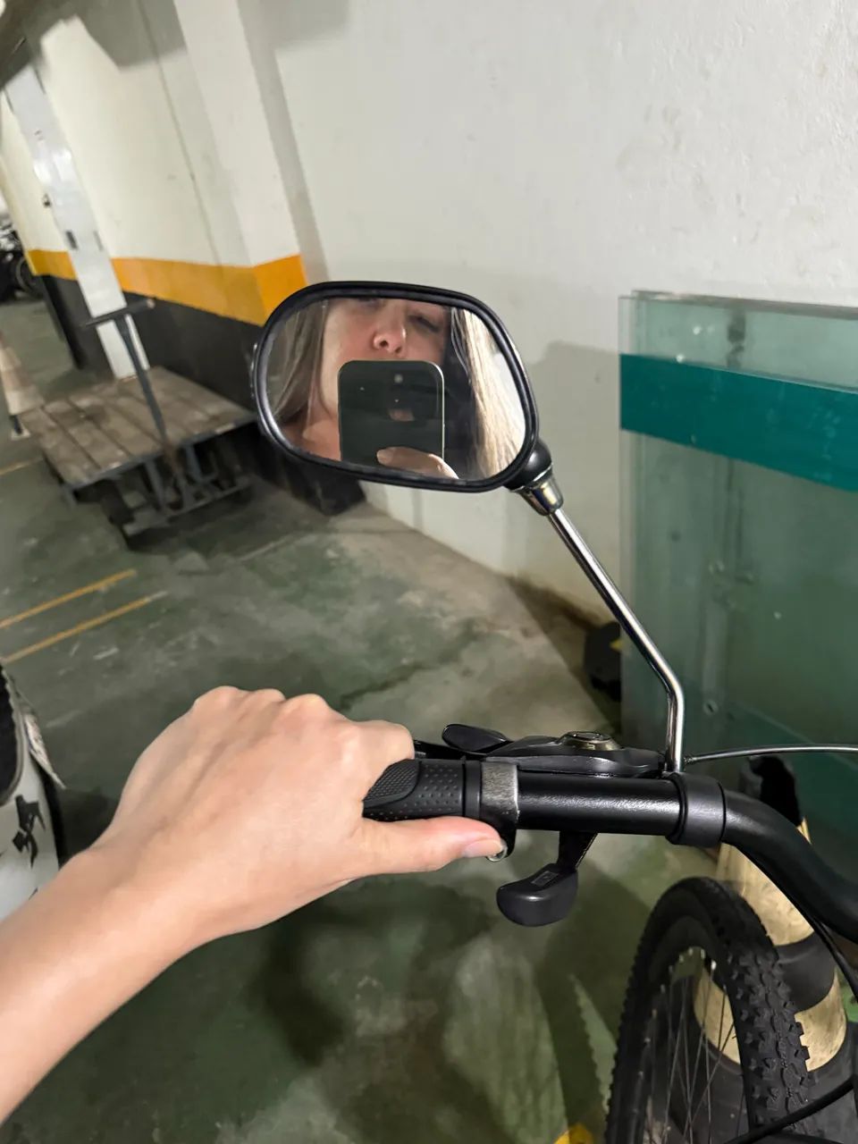 Bicicleta com marcha e retrovisor nova - Foto 2