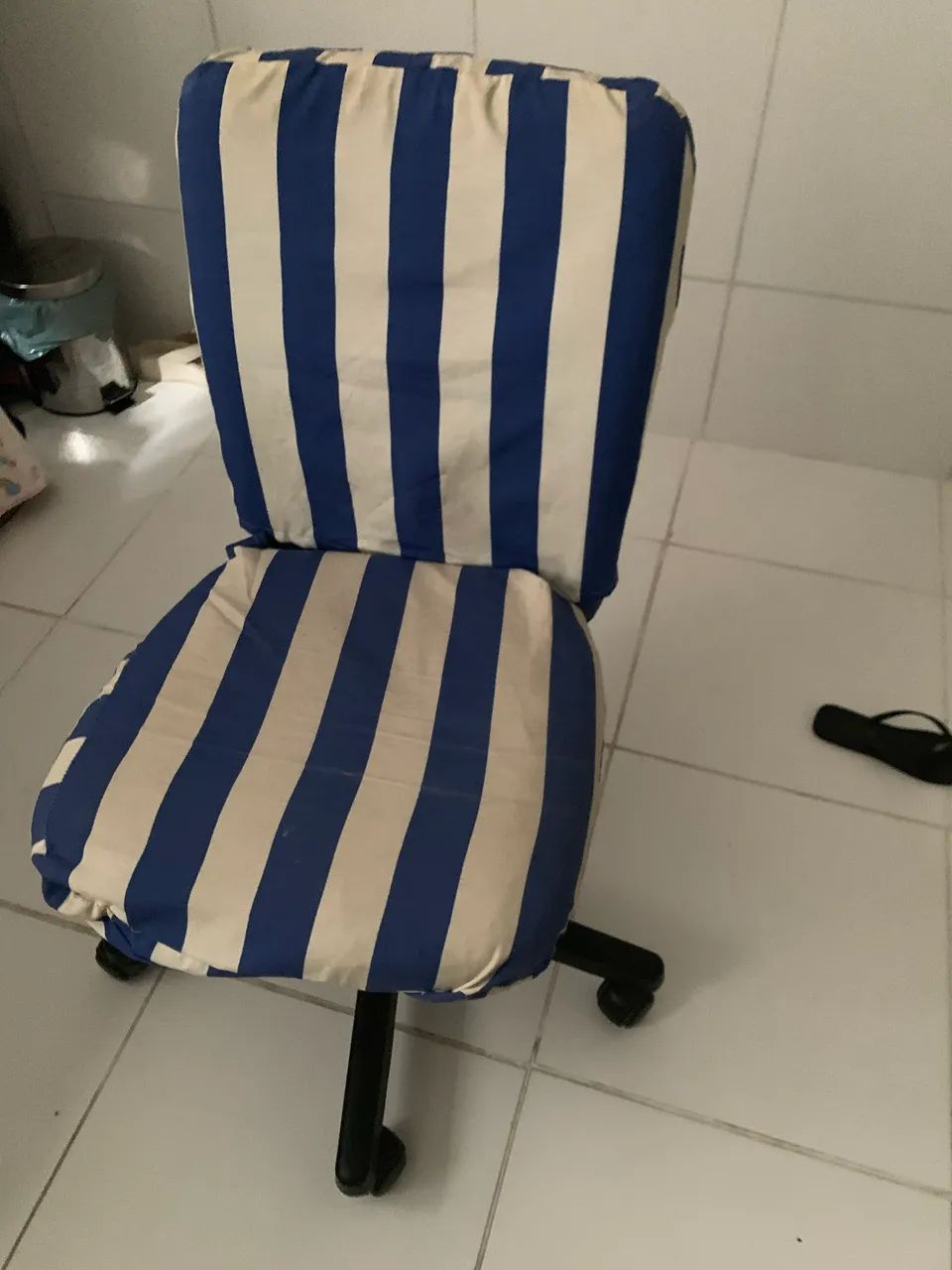 Cadeira com rodinha azul de couro com capa - Preço negociável  - Foto 2