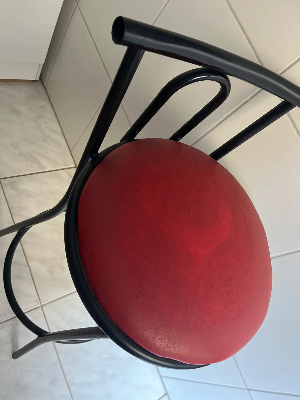 Banqueta alta vermelha e preta  - Foto 2
