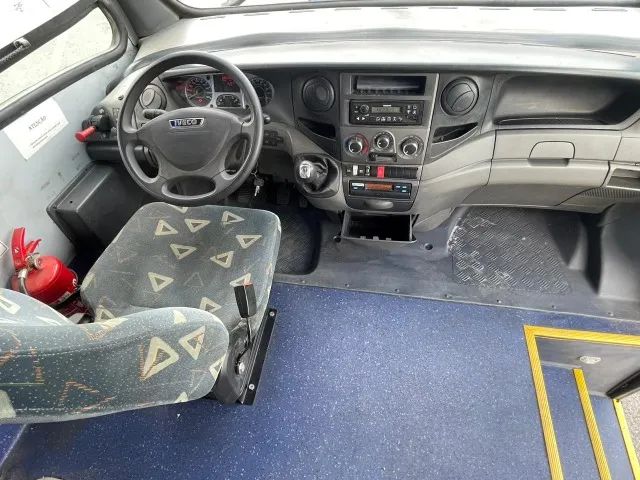 Micro-ônibus Iveco 70C17 CityClass 2013/2014 - R$ 135.000 - Foto 5