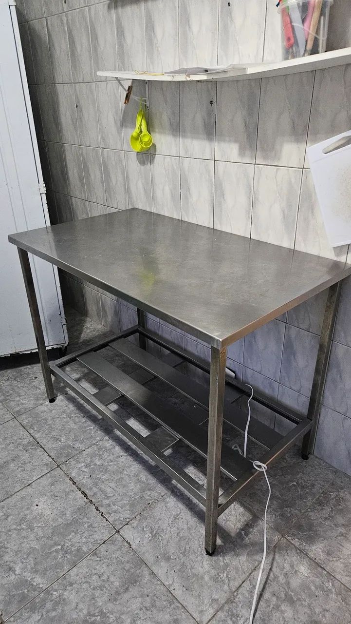 Mesa de inox em perfeito estado