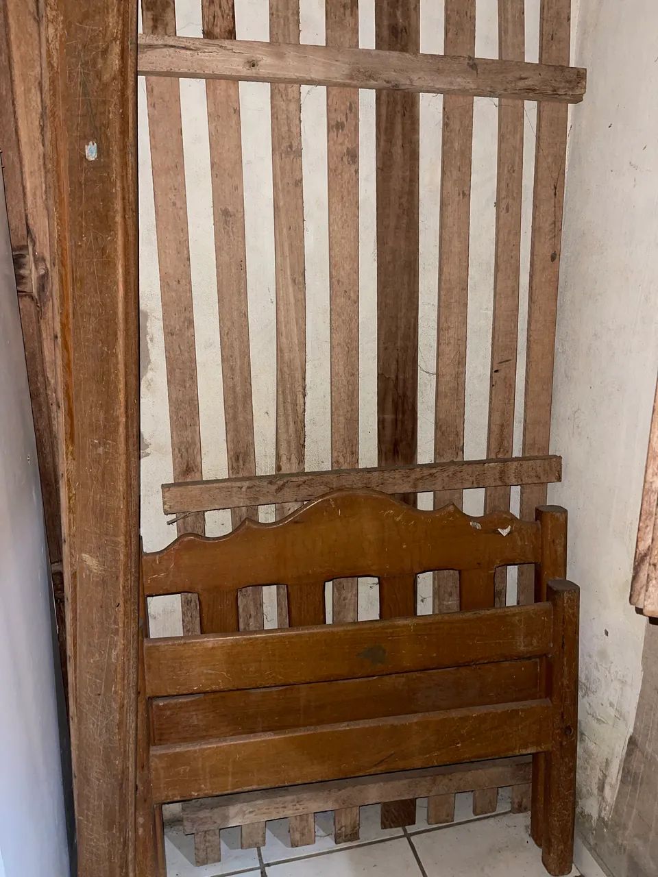 Cama de solteiro em Madeira 