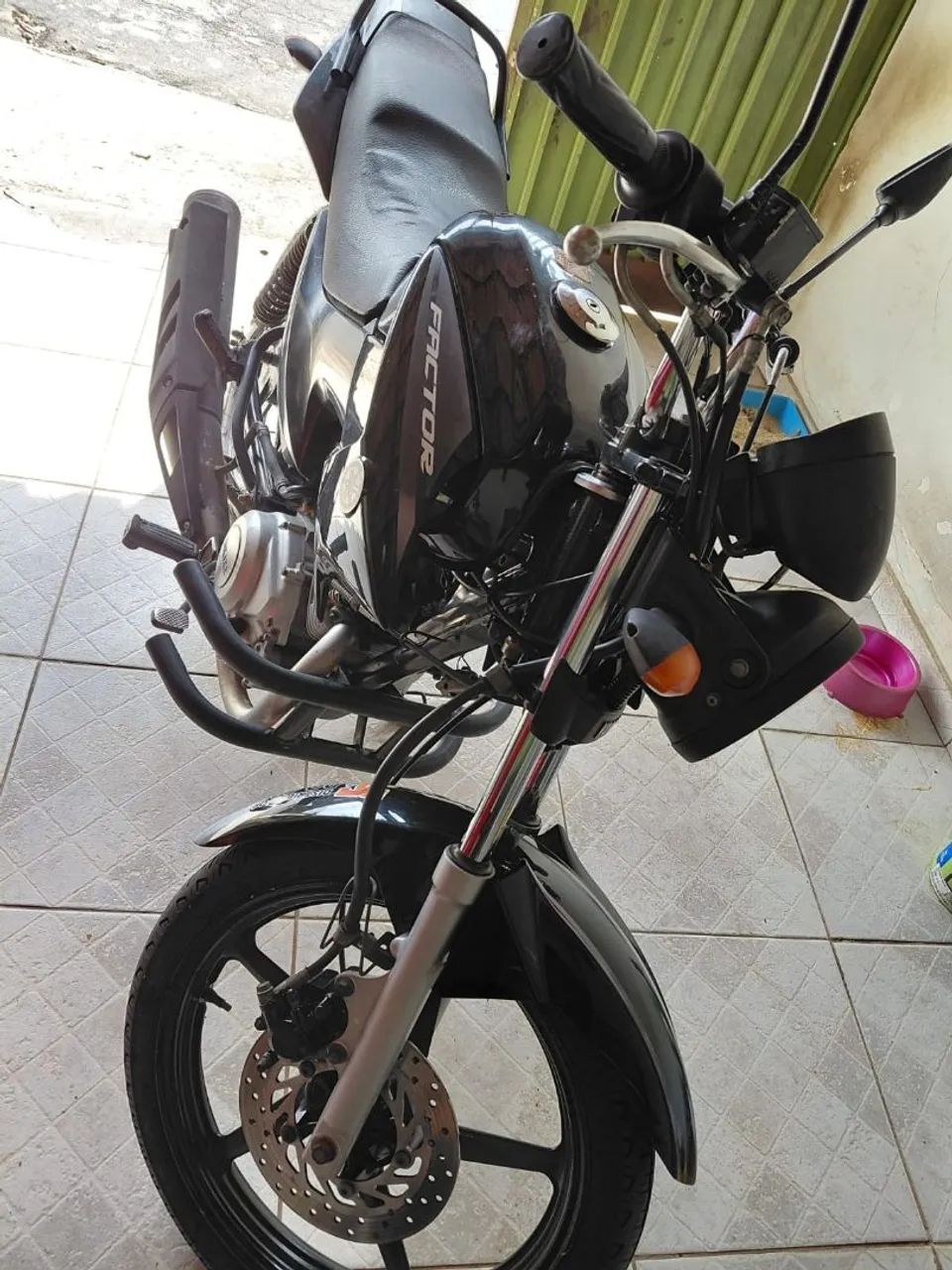 Moto YBR com partida 