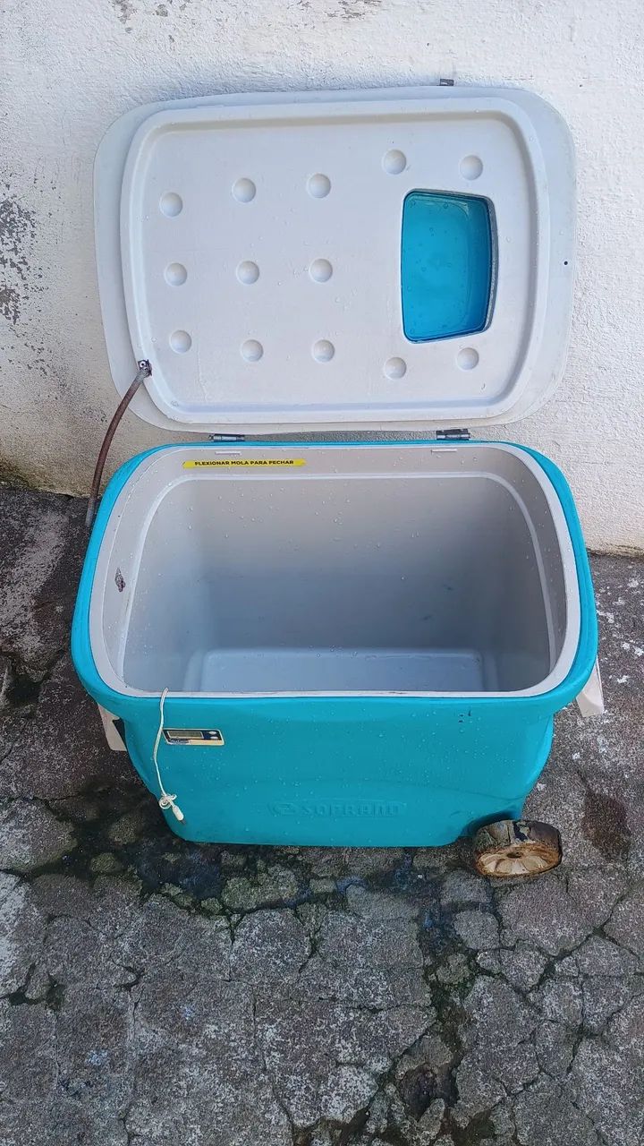 Caixa Térmica Soprano Tropical 50 Litros com Rodas - Área Externa