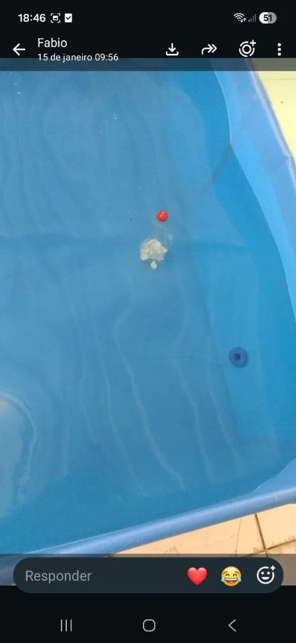 Piscina quadrada com bases de ferro