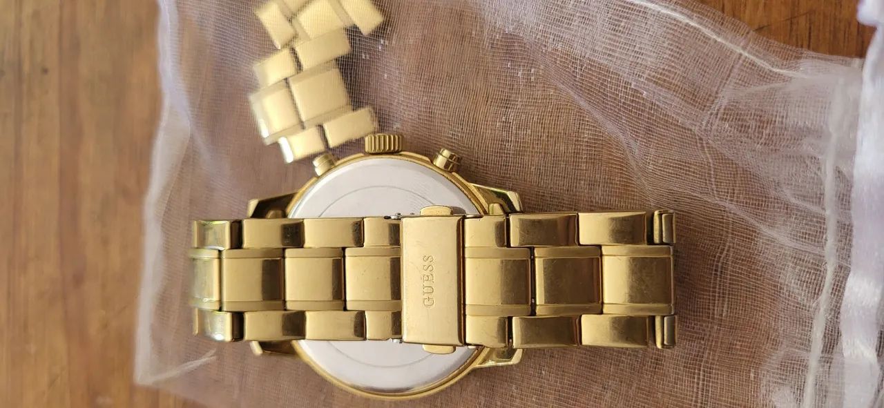 Relógio dourado feminino da marca guess com ponteiros funcionais usado em bom estado  - Foto 3