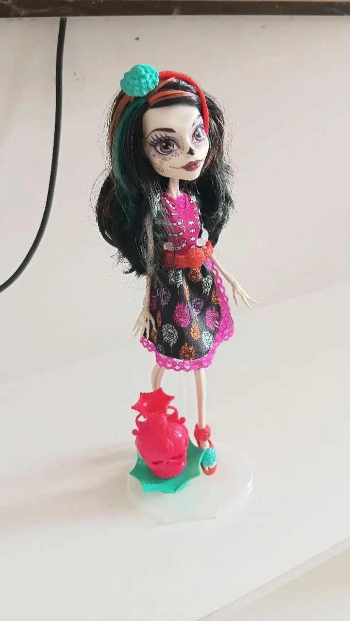 Skelita Art Class.