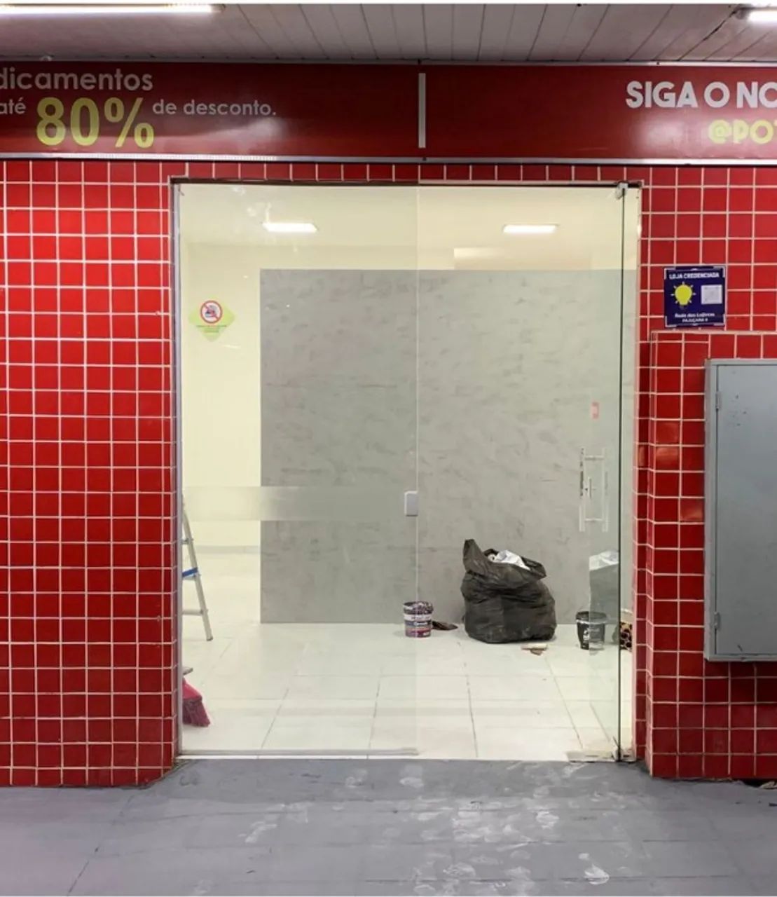 VENDO PORTA DE VIDRO COM MOLA - Foto 2