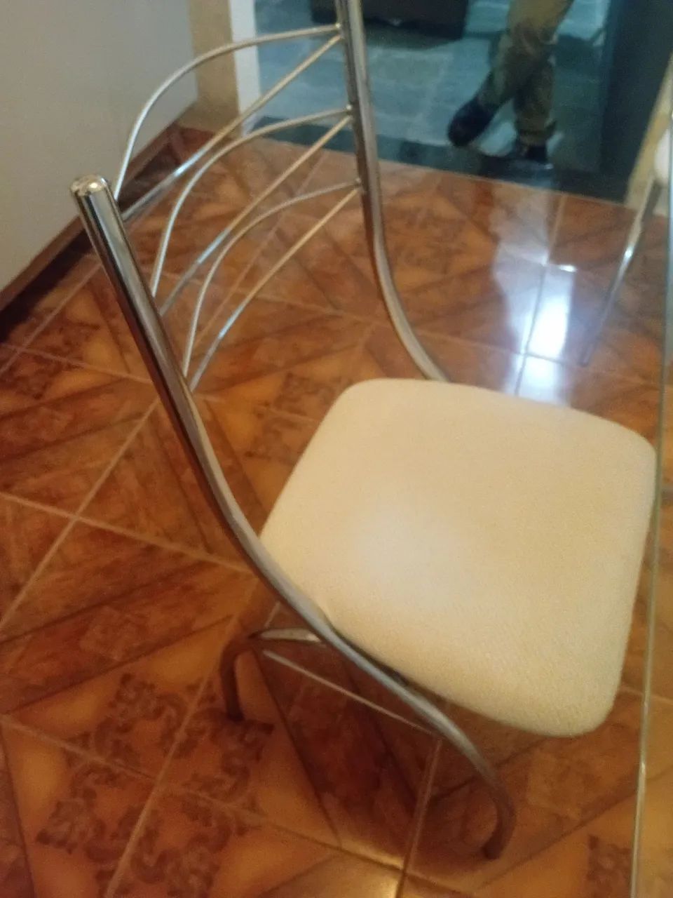 Vendo uma mesa de 4 cadeiras de alumínio  - Foto 2