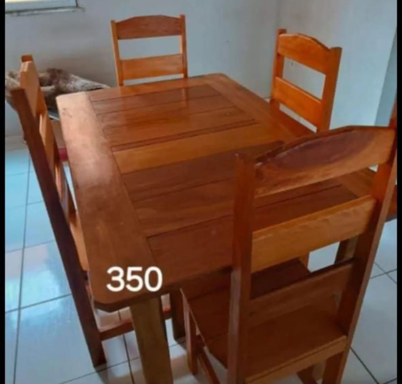 Uma mesa com 4 cadeiras nova 