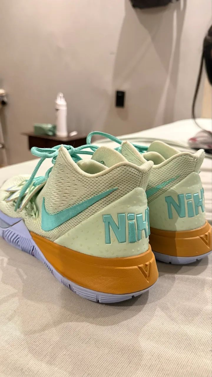Tenis Kyrie 5 Squidward Tam 42 - Foto 3