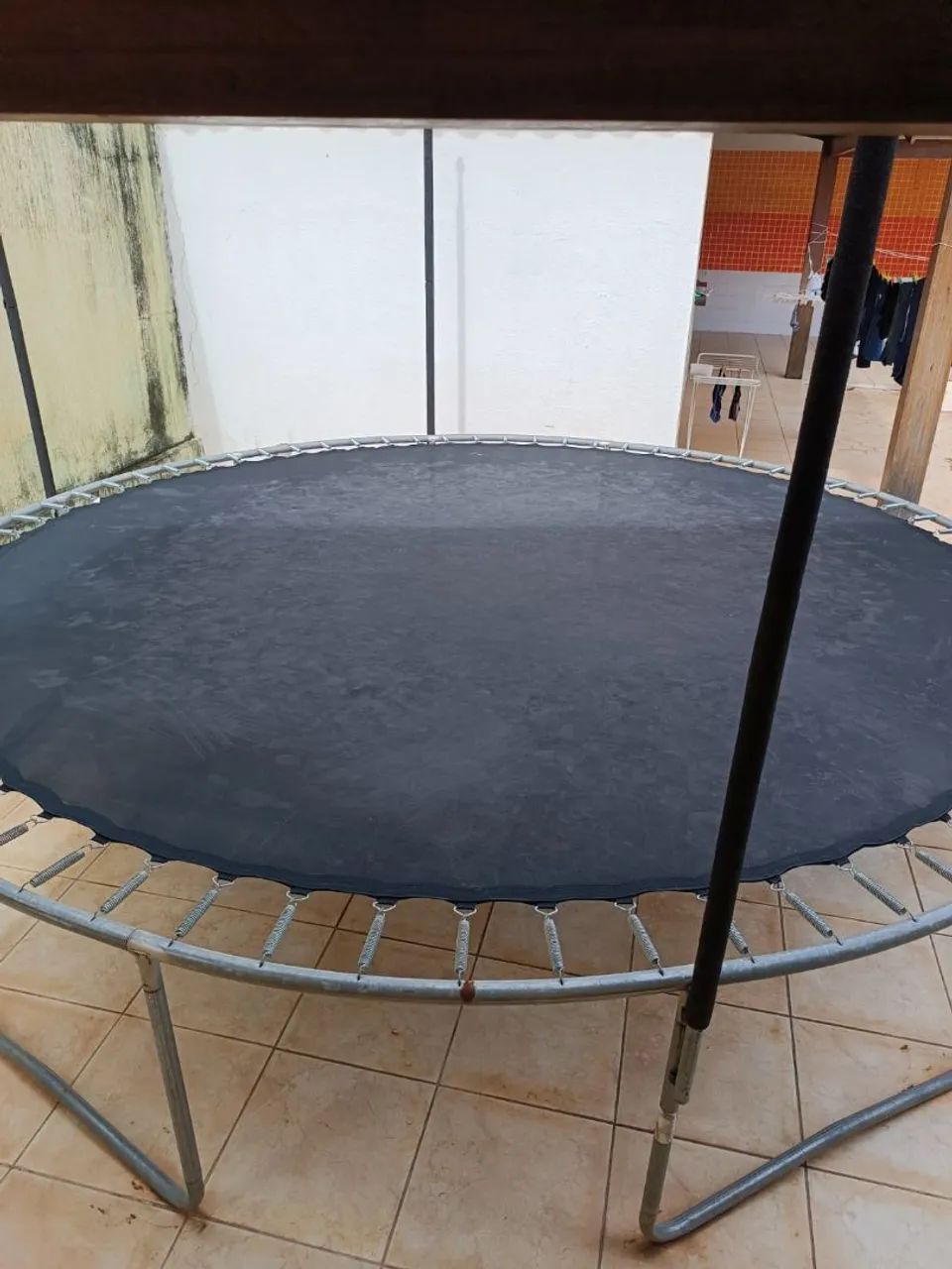 Cama elástica grande único dono.