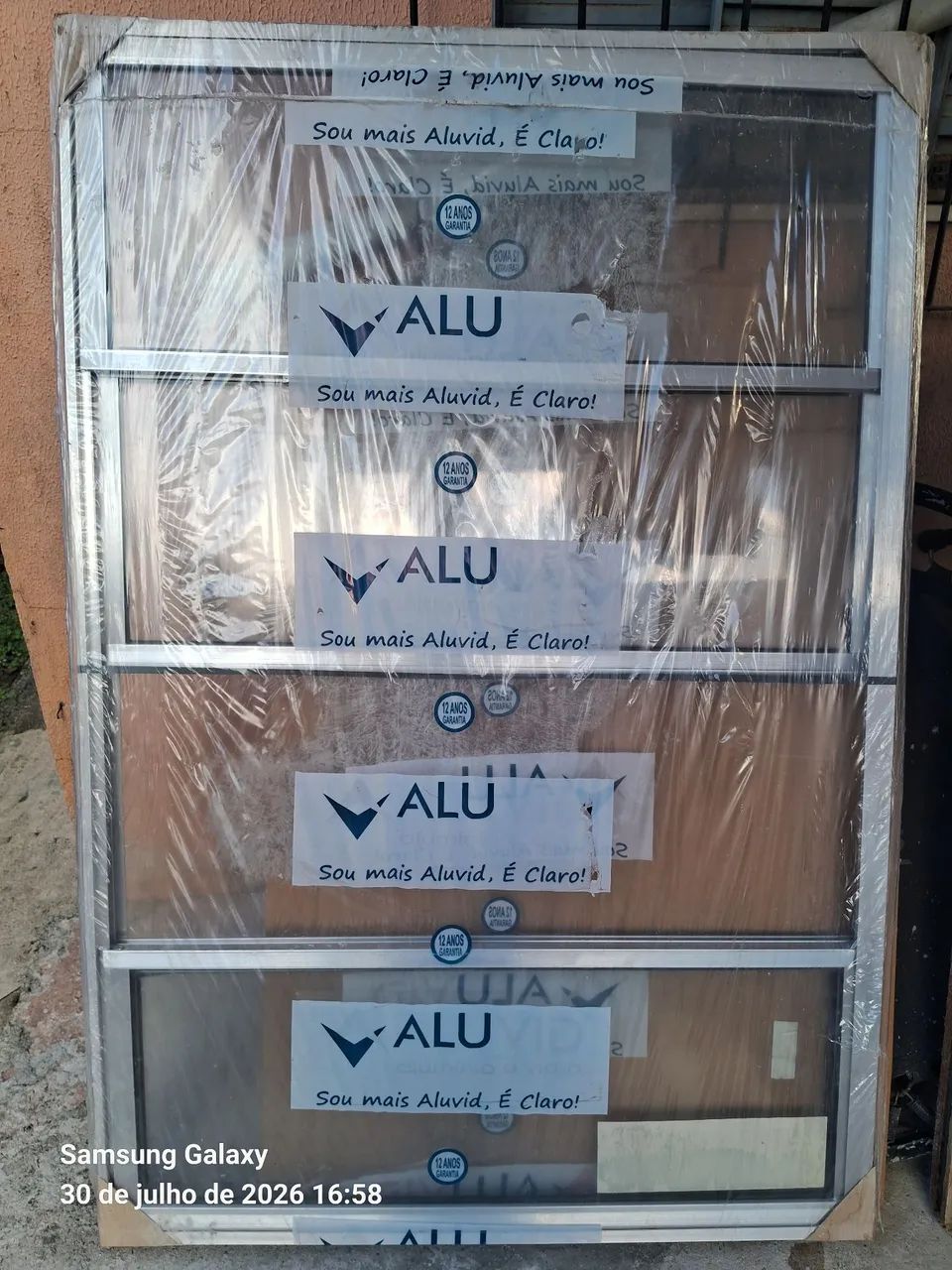 JANELA DE ALUMINIO 1,5 POR 1M . R$:200,00