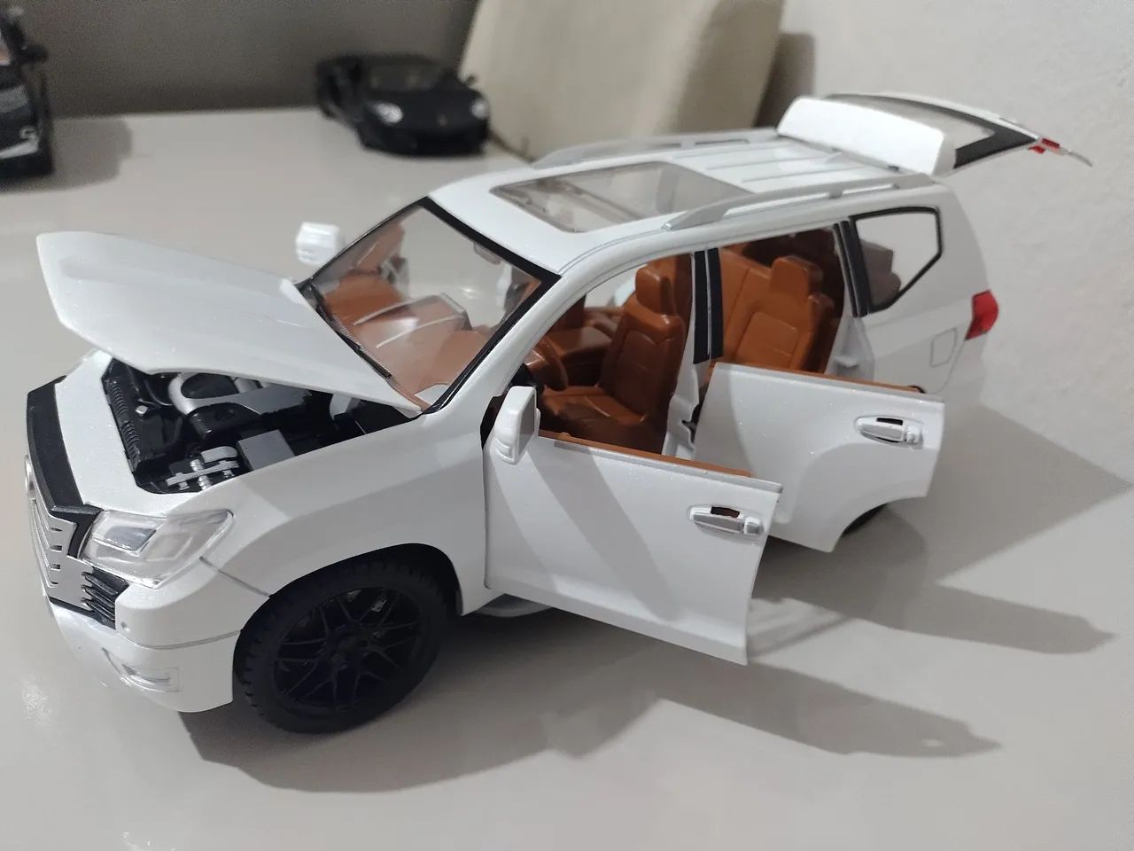 Toyota Land Cruise 1/18, 27cm, com som e luzes!  - Foto 4