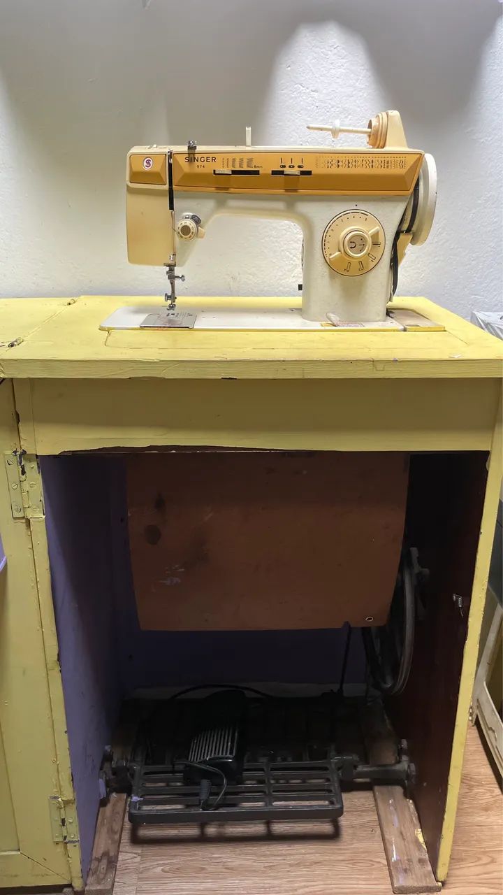 Máquina de costura e mesa - Foto 3