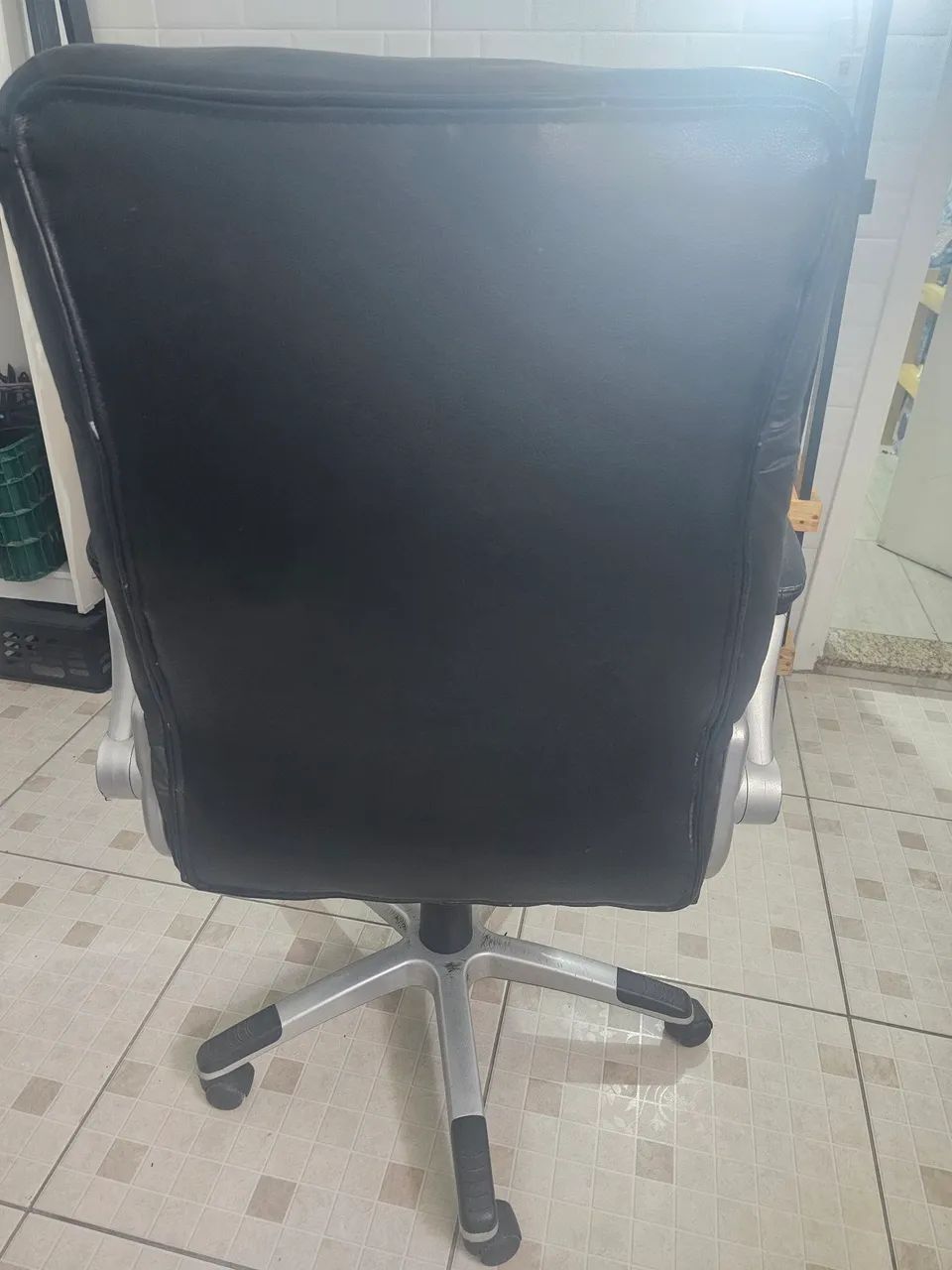 Cadeira escritório de courino preto - Foto 2