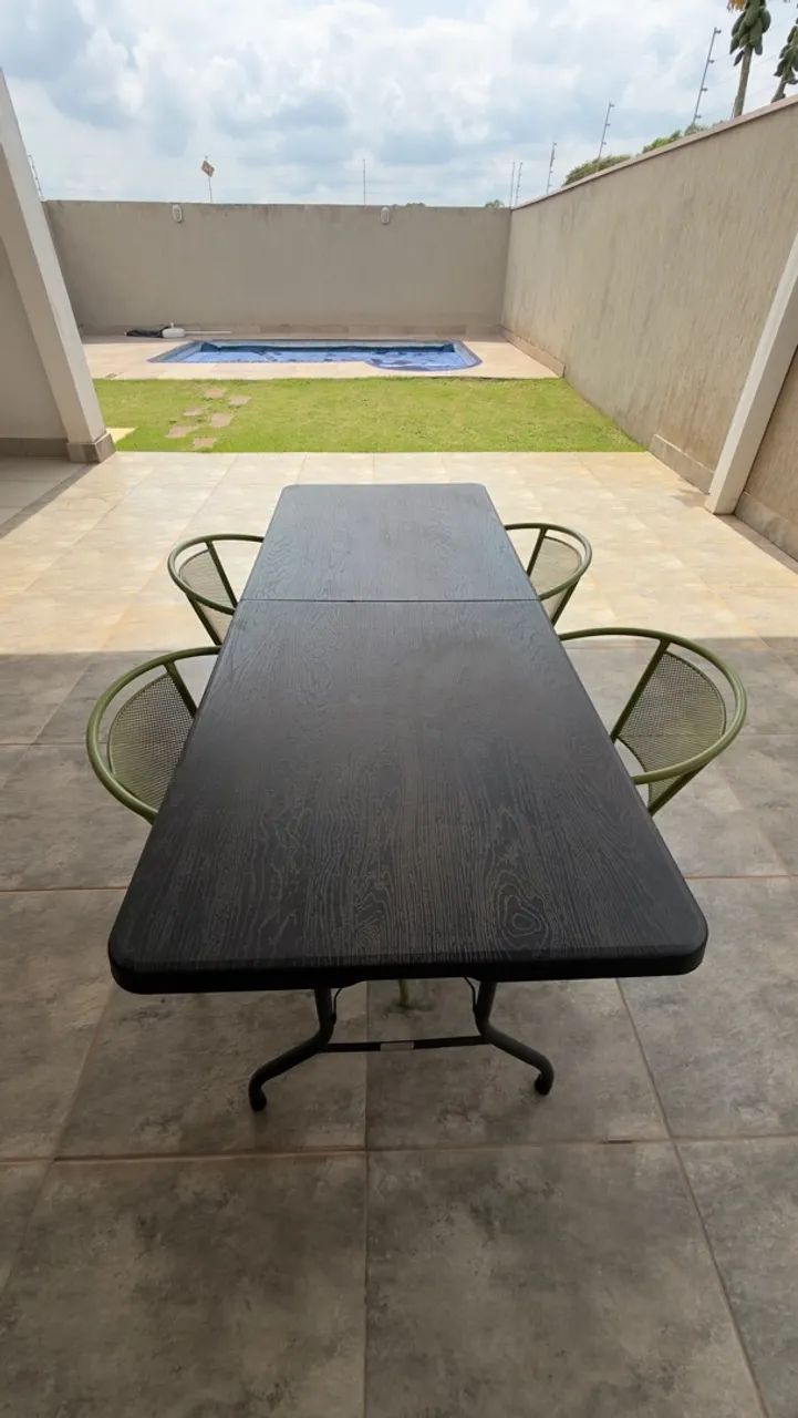 Mesa de plástico com cadeiras de metal