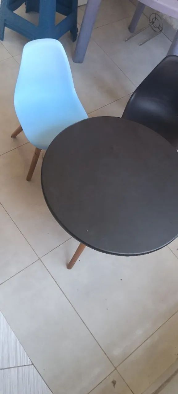 Mesa e duas banquetas em MDF para criança