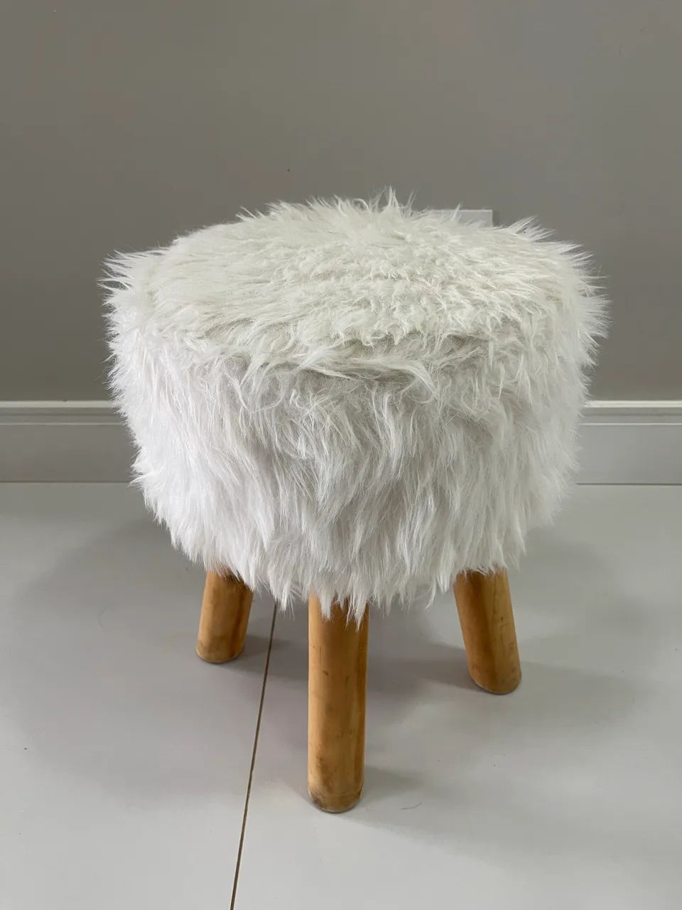 Puff branco com pés de madeira - Foto 2