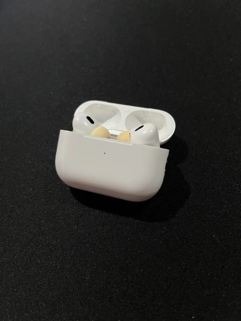 Vendo AirPods Pro 2ª Geração, com estojo MagSafe (fone esquerdo não funciona).